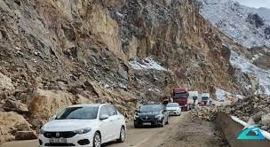 Yola kaya parçaları düştü: Ulaşım tek şeritten sağlanıyor