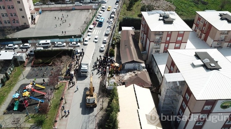 Hiranur Vakfı binasında kaçak olan bölümlerde yıkım yapıldı
