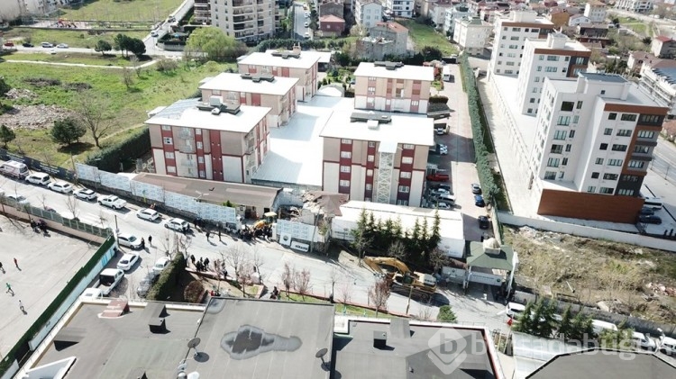 Hiranur Vakfı binasında kaçak olan bölümlerde yıkım yapıldı
