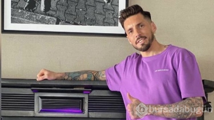 Futbolcu Jose Sosa iki çocuğunun annesiyle dudak dudağa yakalandı
