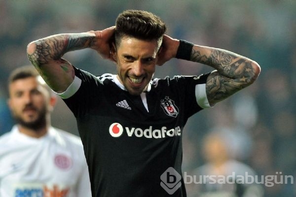 Futbolcu Jose Sosa iki çocuğunun annesiyle dudak dudağa yakalandı