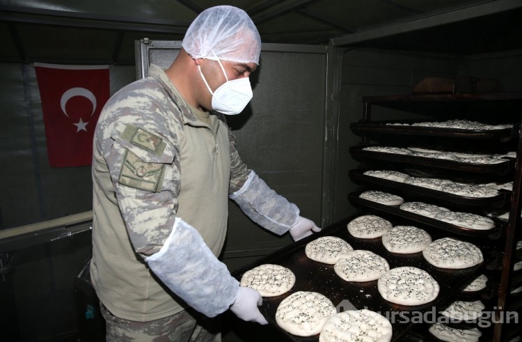 Kahramanmaraş'ta mehmetçik depremzedeler için ekmek ve ramazan pidesi üretiyor