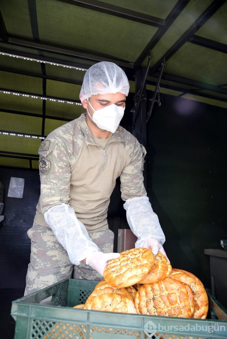 Kahramanmaraş'ta mehmetçik depremzedeler için ekmek ve ramazan pidesi üretiyor