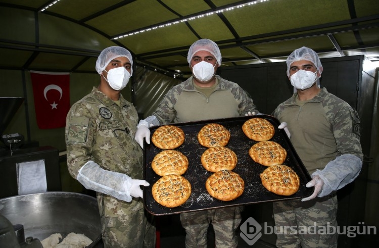 Kahramanmaraş'ta mehmetçik depremzedeler için ekmek ve ramazan pidesi üretiyor