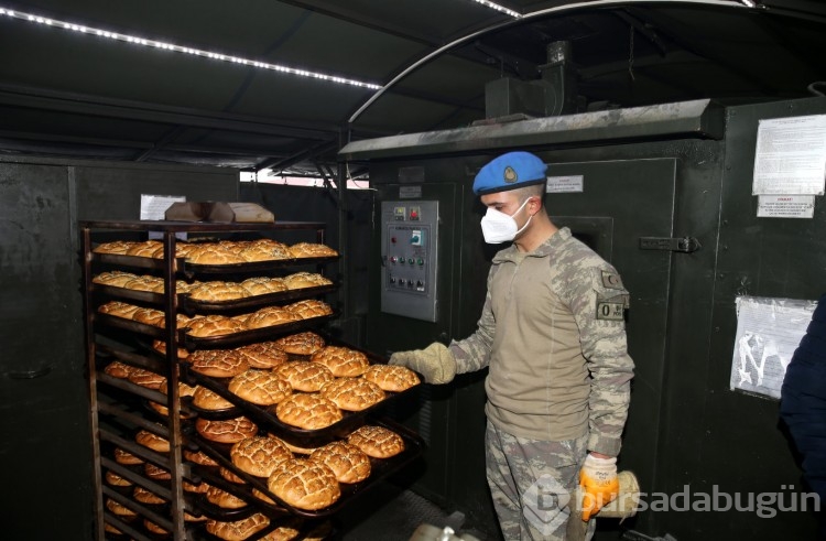 Kahramanmaraş'ta mehmetçik depremzedeler için ekmek ve ramazan pidesi üretiyor