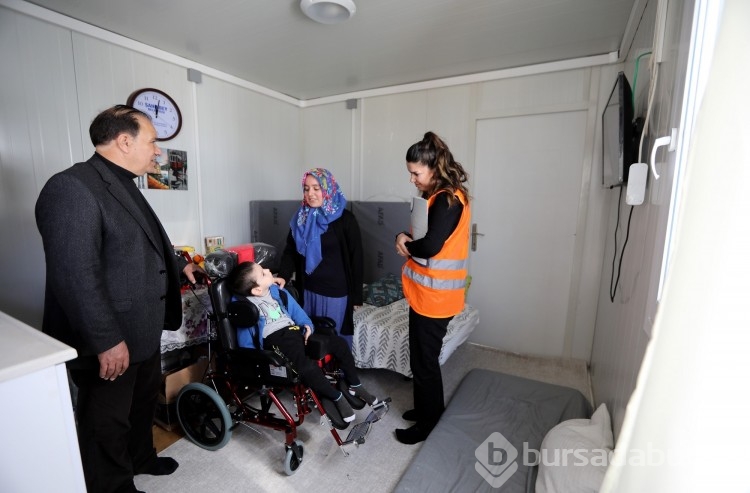 Depremzedelere medikal malzeme dağıtılıyor