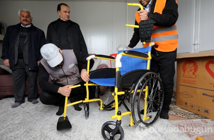 Depremzedelere medikal malzeme dağıtılıyor
