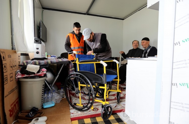 Depremzedelere medikal malzeme dağıtılıyor