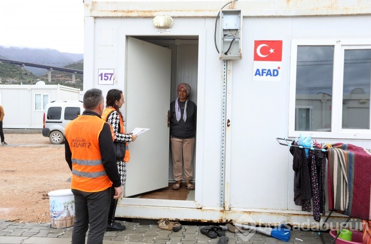 Depremzedelere medikal malzeme dağıtılıyor