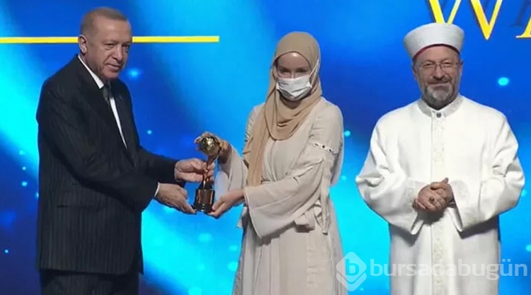 Eski oyuncu Gamze Özçelik örnek kişi ödülüne layık görüldü