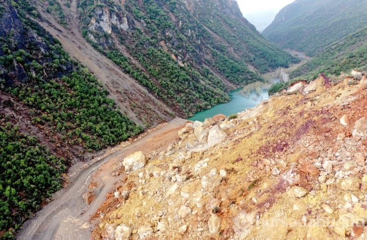 Depremin ardından meydana gelen heyelanla doğal gölet oluştu