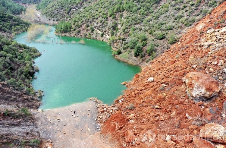 Depremin ardından meydana gelen heyelanla doğal gölet oluştu
