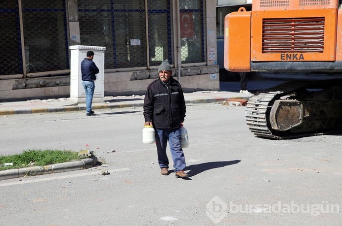 'Sütçü dede' afetzedelerin içini ısıttı