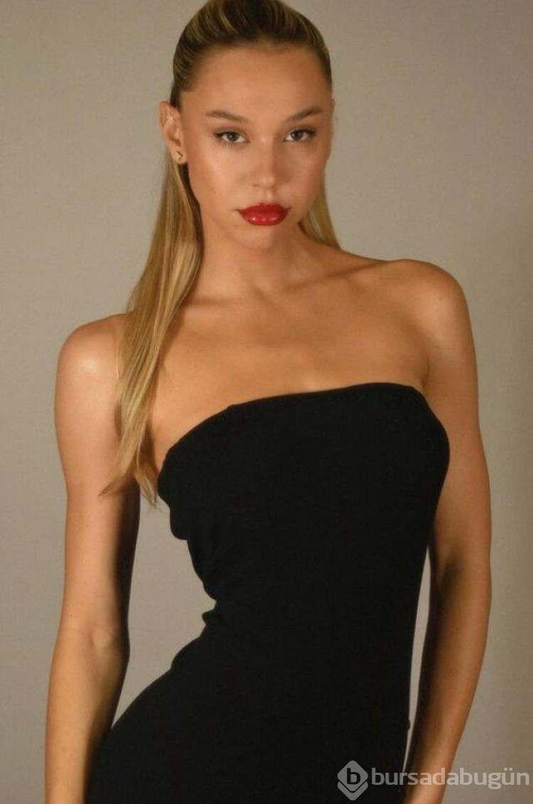 Ünlü model Alexis Ren yine cesur pozlar verdi
