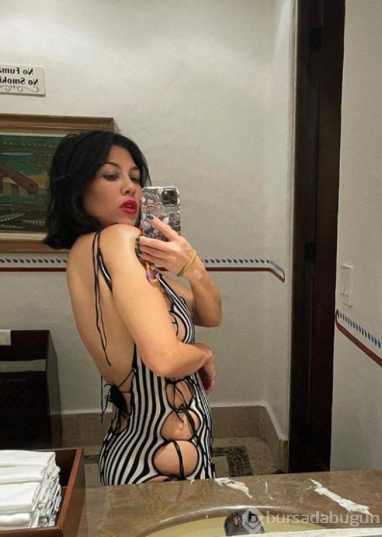 Kourtney Kardashian mini elbisesiyle frikik vermek için çabaladı!