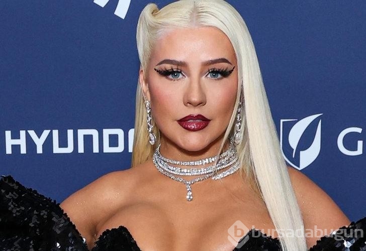 Christina Aguilera'nın göğüsleri elbiseden taştı