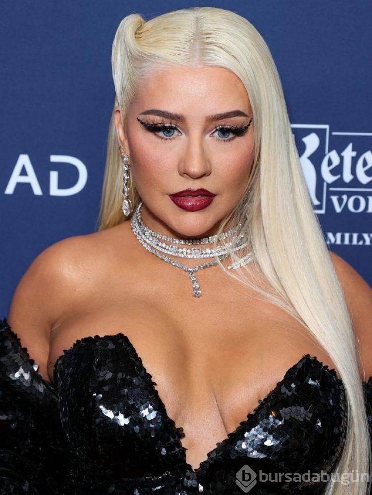Christina Aguilera'nın göğüsleri elbiseden taştı