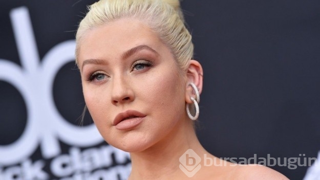 Christina Aguilera'nın göğüsleri elbiseden taştı