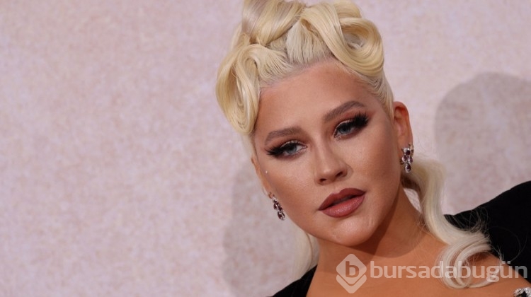 Christina Aguilera'nın göğüsleri elbiseden taştı