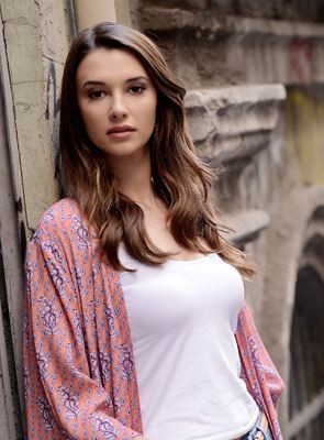 Oyuncu Leyla Lydia Tuğutlu, oğlu ile ilk fotoğrafını paylaştı