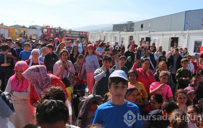 Acun Ilıcalı, Hatay'da depremzede çocuklar ile çizgi film izledi