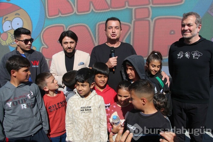 Acun Ilıcalı, Hatay'da depremzede çocuklar ile çizgi film izledi