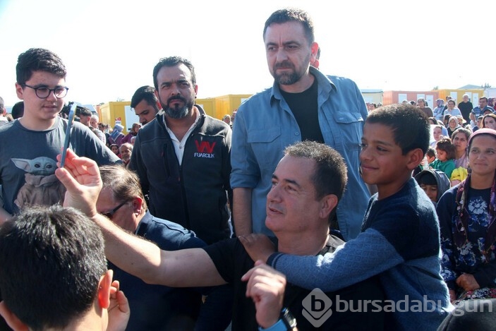 Acun Ilıcalı, Hatay'da depremzede çocuklar ile çizgi film izledi