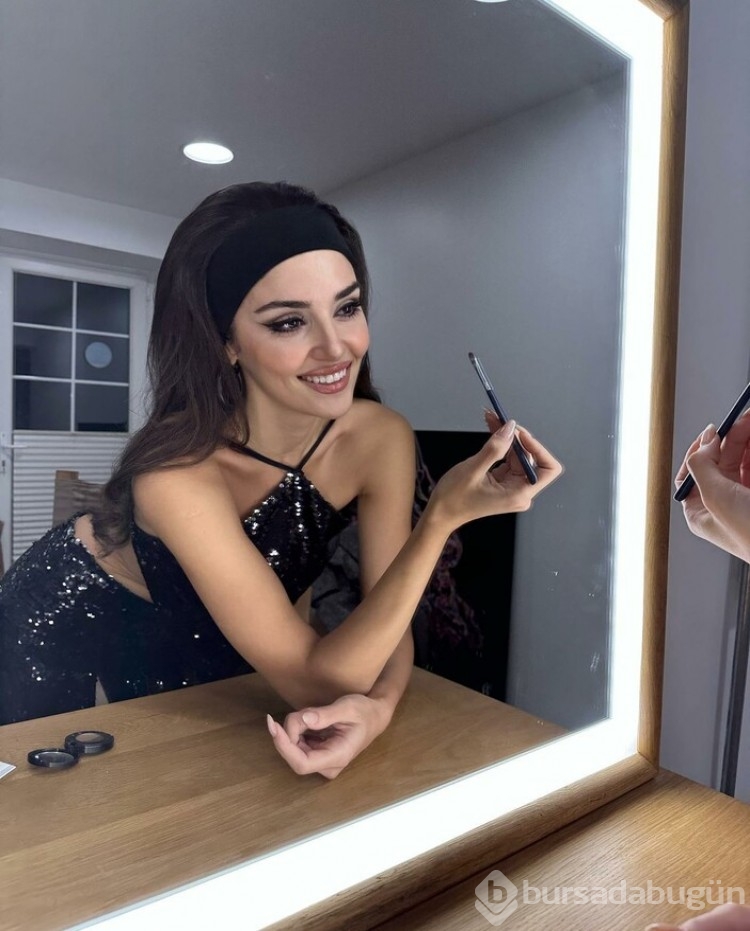  Hande Erçel'in 80'ler tarzına yorum yağdı