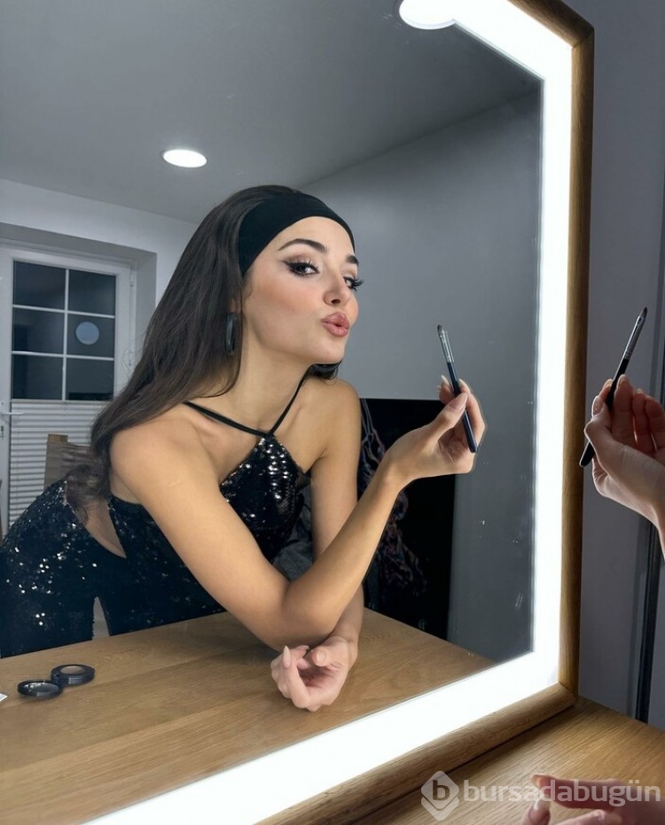  Hande Erçel'in 80'ler tarzına yorum yağdı