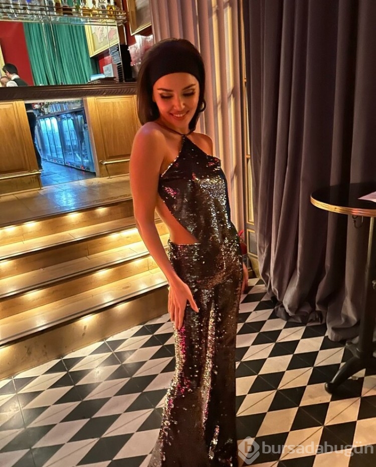  Hande Erçel'in 80'ler tarzına yorum yağdı