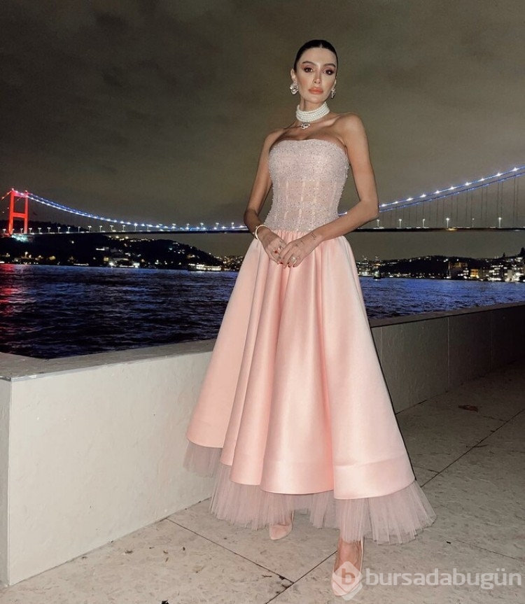 Ünlü sunucu Özge Ulusoy estetiğin dozunu kaçırdı