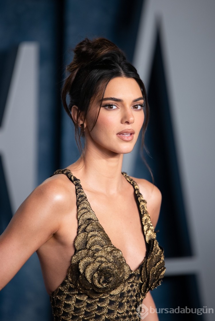 Ünlü model Kendall Jenner bu sefer atletini kaldırıp poz verdi