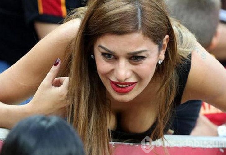 Eski model Ebru Şancı mini elbisesiyle poz verdi! 