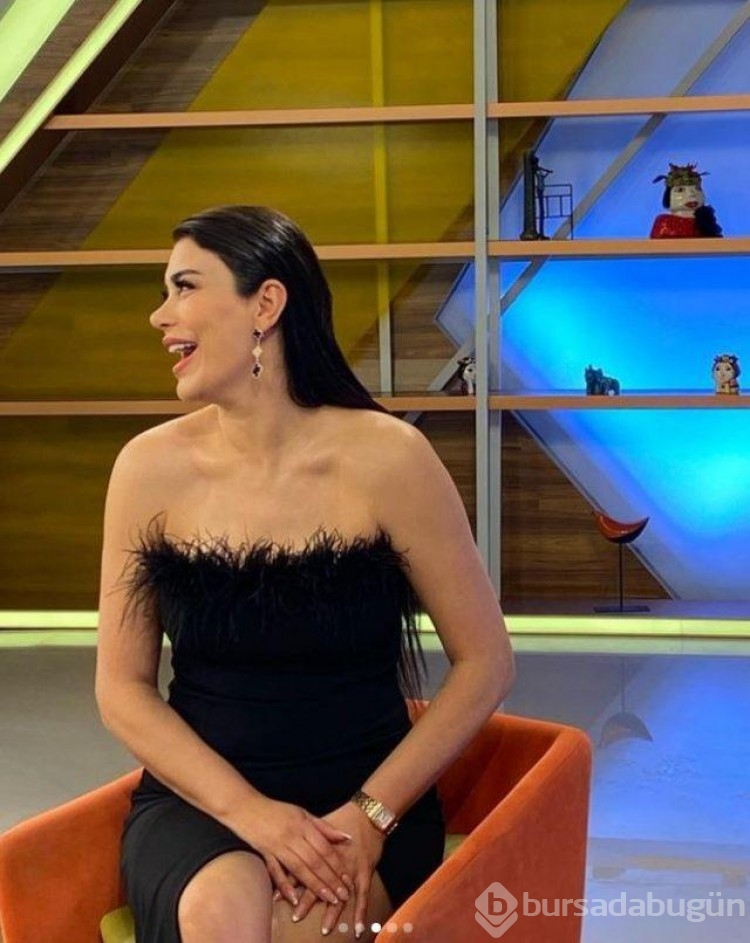 Eski model Ebru Şancı mini elbisesiyle poz verdi! 