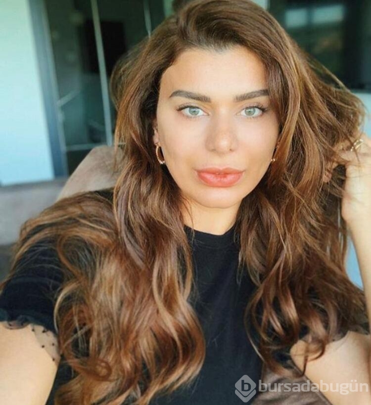 Eski model Ebru Şancı mini elbisesiyle poz verdi! 