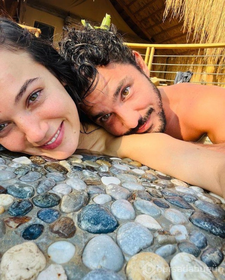 Güzel oyuncu Pınar Deniz'in göğüs dekolteli pozlarına yorum yağdı!