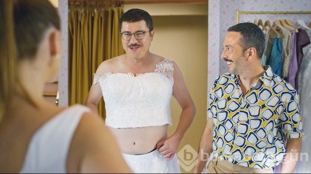 İbrahim Büyükak yeni filmi için gelinlik giydi! 