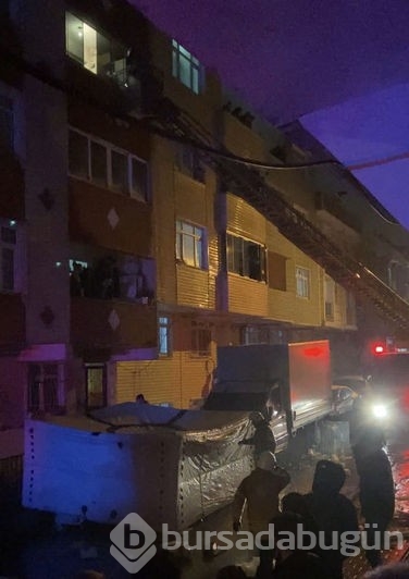 Kaynar su ile yakıp bıçakladı!
