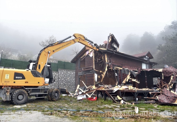 Bursa'da Uludağ yolundaki kaçak villa yıkıldı