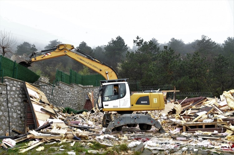 Bursa'da Uludağ yolundaki kaçak villa yıkıldı