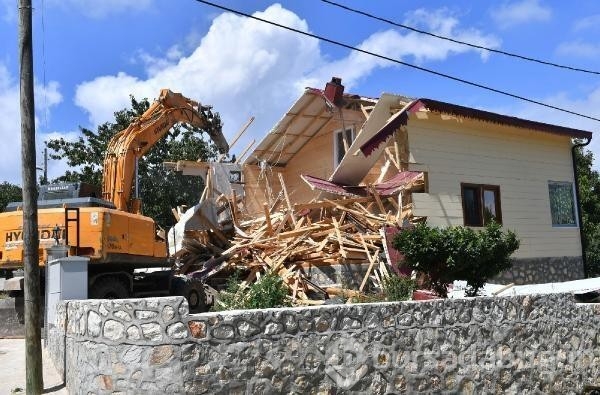 Bursa'da Uludağ yolundaki kaçak villa yıkıldı