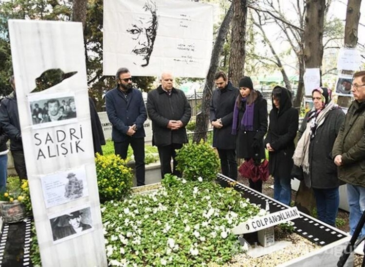 Kerem Alışık babası Sadri Alışıksız'ın 28. ölüm yıl dönümünde özlemini dile getirdi
