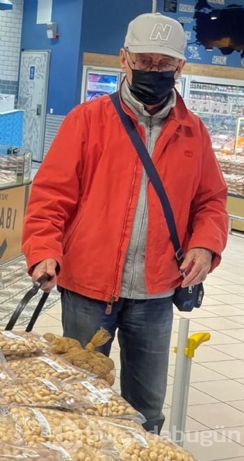 Usta oyuncu Şener Şen alışverişte
