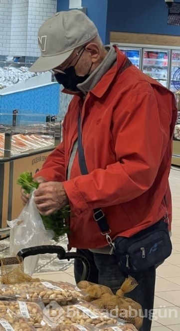 Usta oyuncu Şener Şen alışverişte
