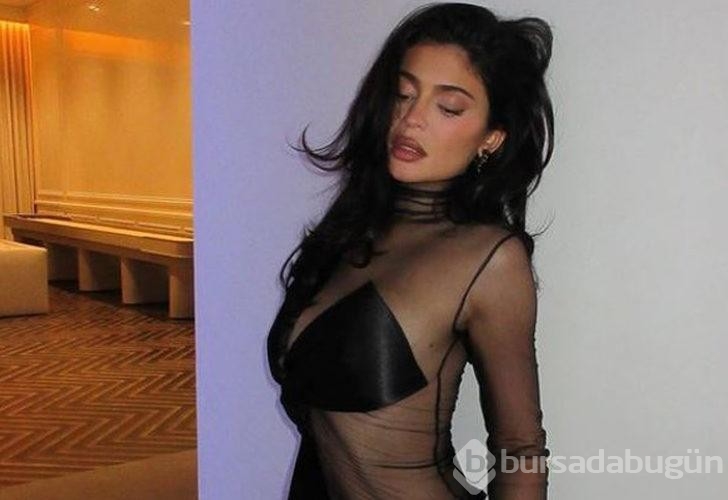 Kylie Jenner 36,5 milyon dolarlık evinin bahçesinde küçük bikinisiyle poz verdi