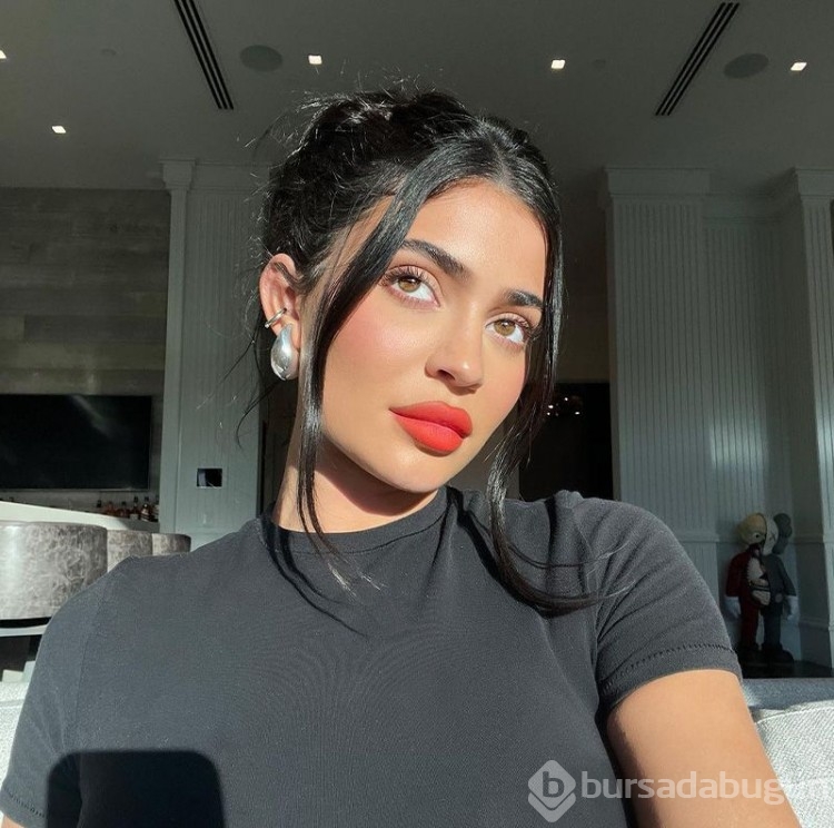 Kylie Jenner 36,5 milyon dolarlık evinin bahçesinde küçük bikinisiyle poz verdi