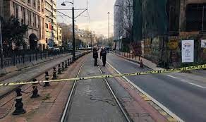 5 katlı metruk bina çöktü