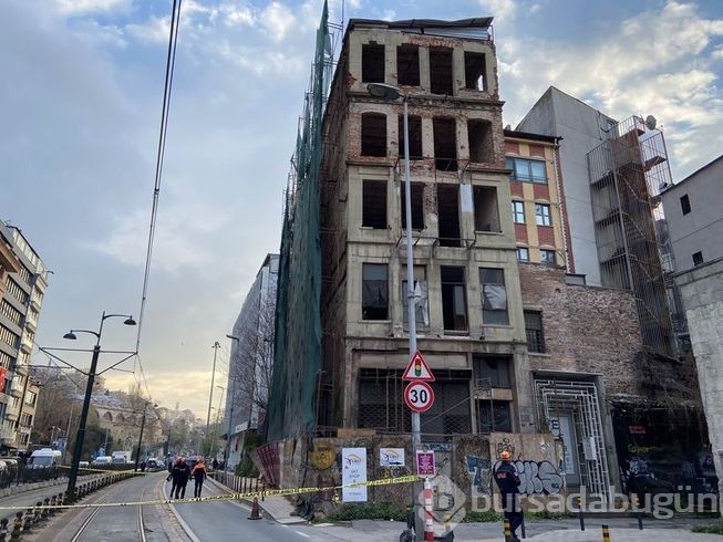 5 katlı metruk bina çöktü