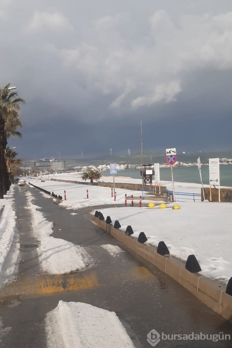  Çeşme'de yağış nedeniyle plajlar beyaza büründü
