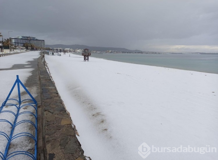 Çeşmede plajlar beyaza büründü